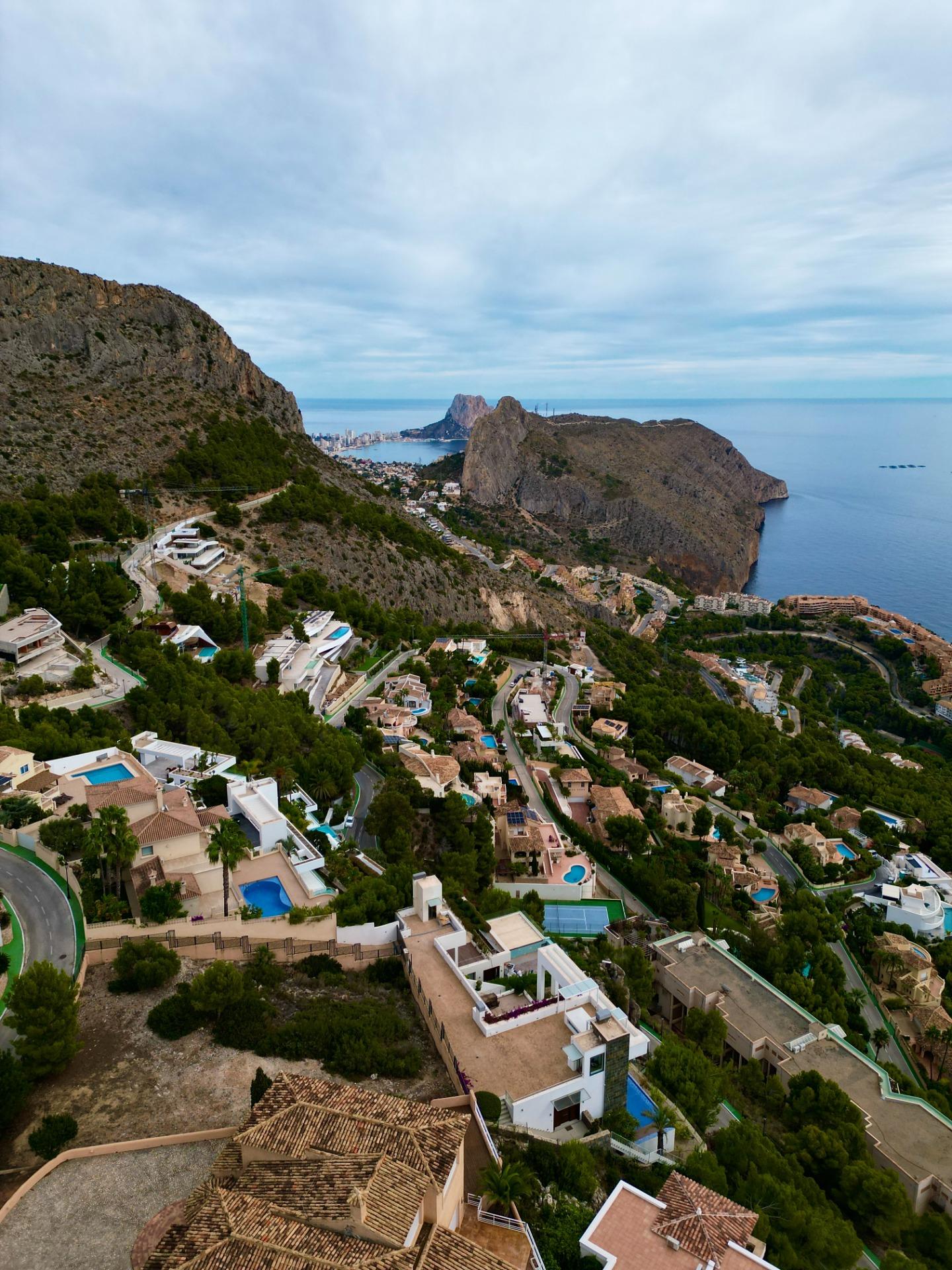 “Villa met panoramisch uitzicht en groot potentieel in Altea Hills”