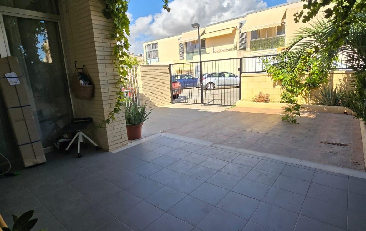 BUNGALOW IN CITY OF LIGHT FACING THE SEA – TORMOS STREET