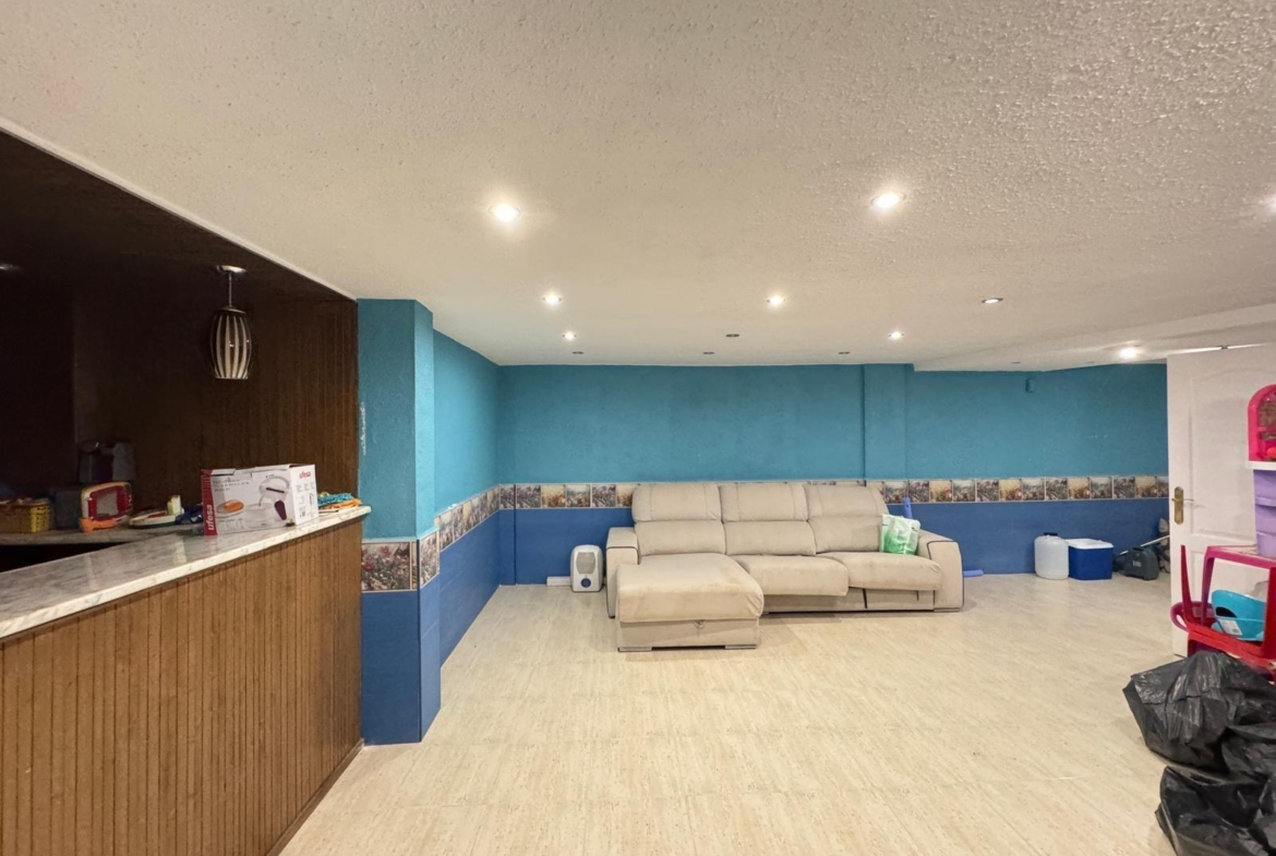 ADOSADO EN GUARDAMAR DEL SEGURA CON GARAJE A 400 METROS DE PLAYA. 3 DORM. 2 BAÑOS. SOTANO DE 60 M2. PISCINA COMUNITARIA.
