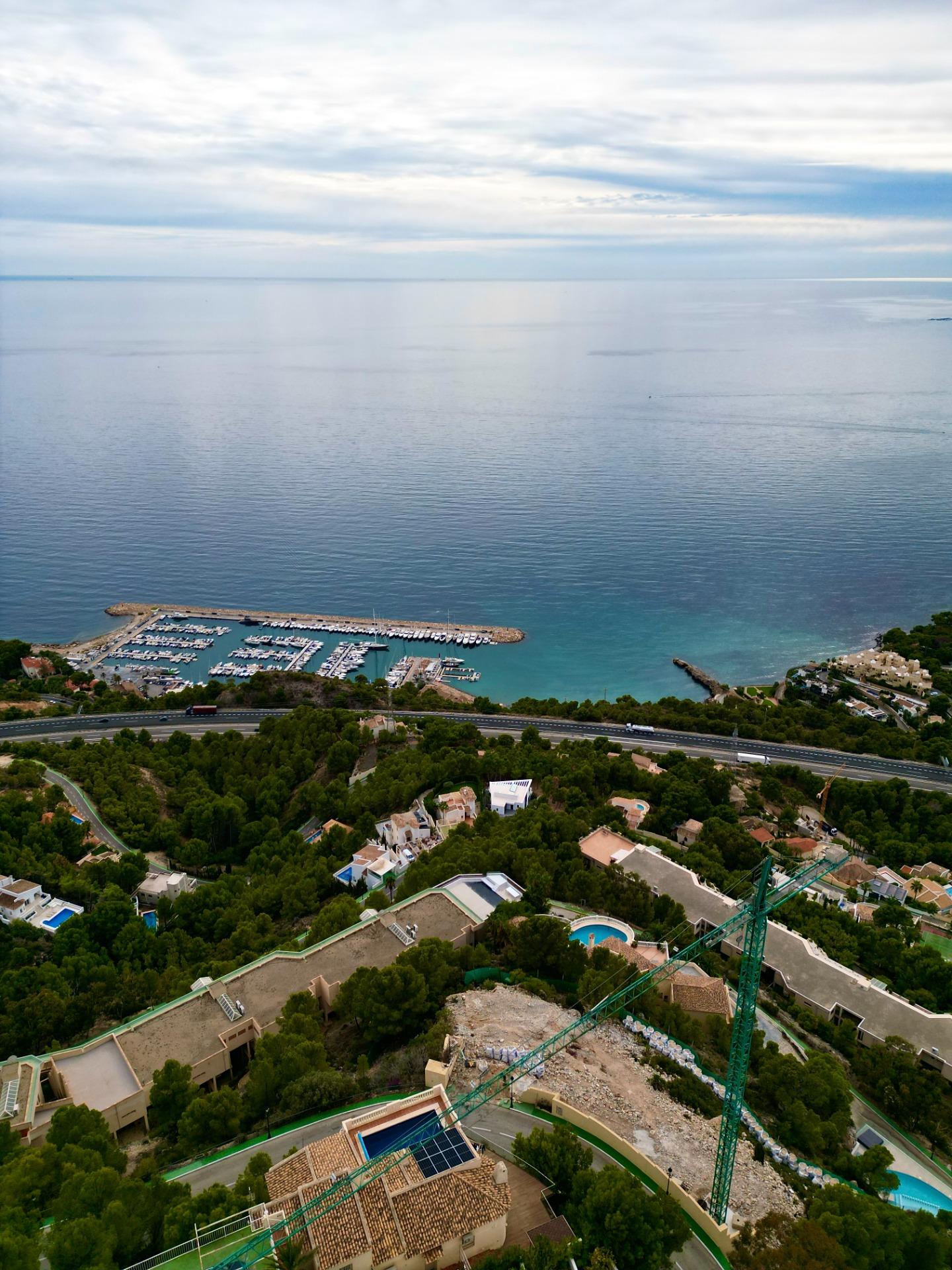 “Villa met panoramisch uitzicht en groot potentieel in Altea Hills”