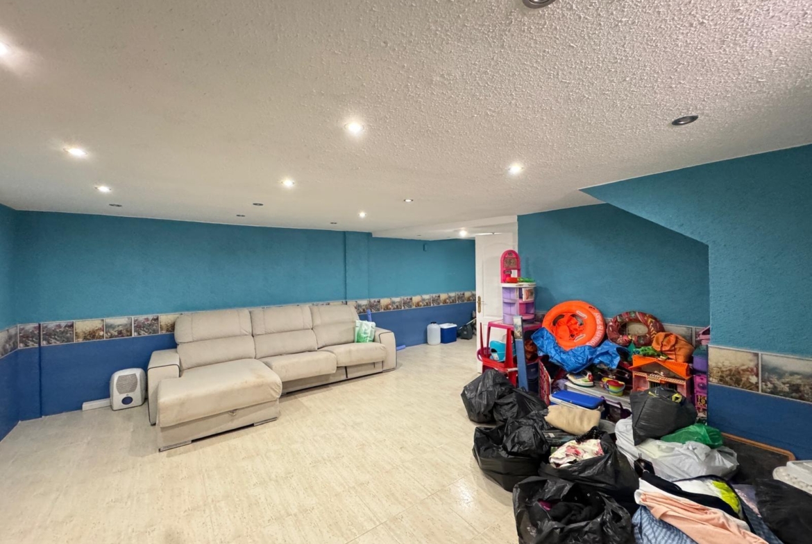 ADOSADO EN GUARDAMAR DEL SEGURA CON GARAJE A 400 METROS DE PLAYA. 3 DORM. 2 BAÑOS. SOTANO DE 60 M2. PISCINA COMUNITARIA.