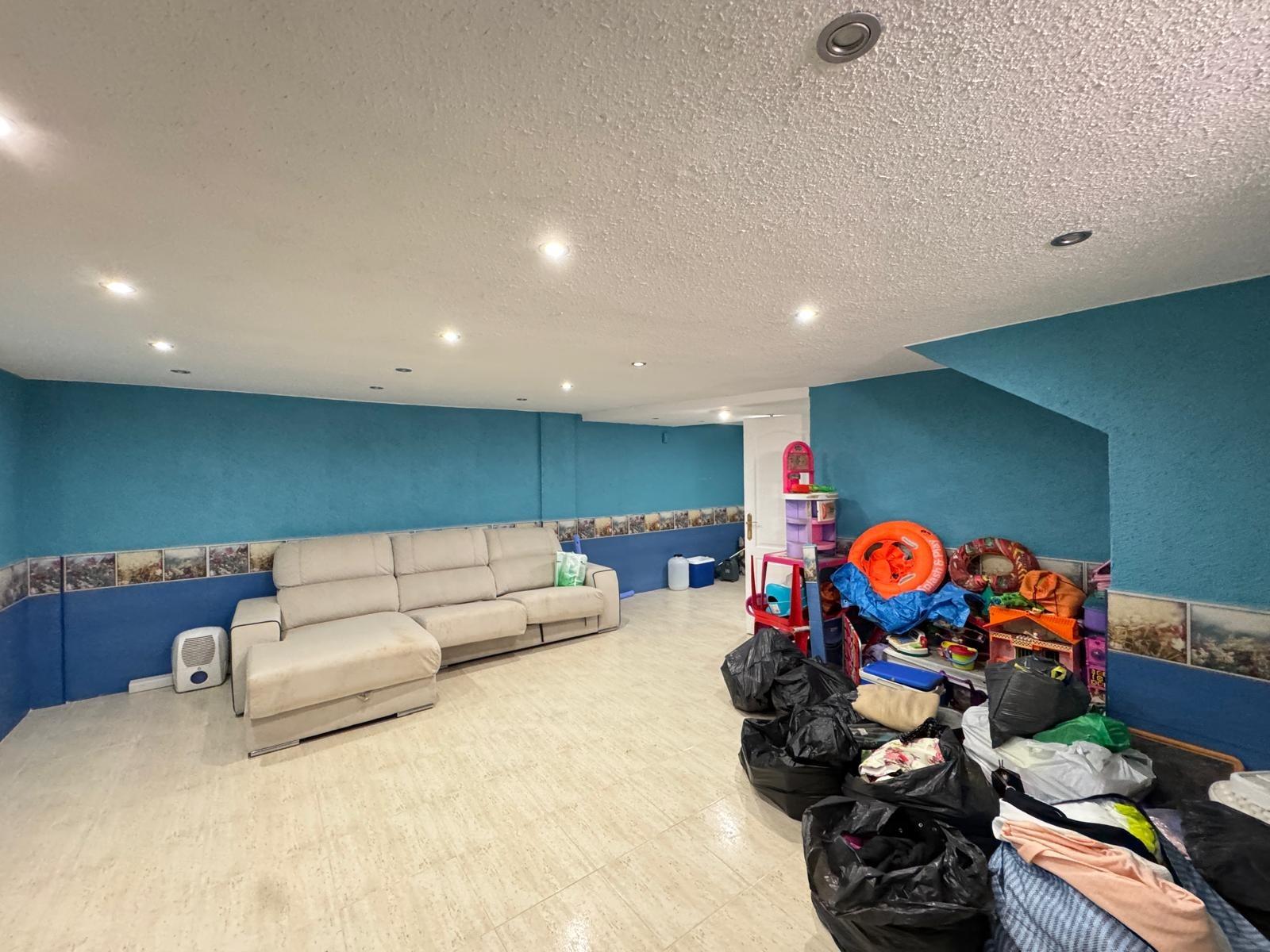 ADOSADO EN GUARDAMAR DEL SEGURA CON GARAJE A 400 METROS DE PLAYA. 3 DORM. 2 BAÑOS. SOTANO DE 60 M2. PISCINA COMUNITARIA.