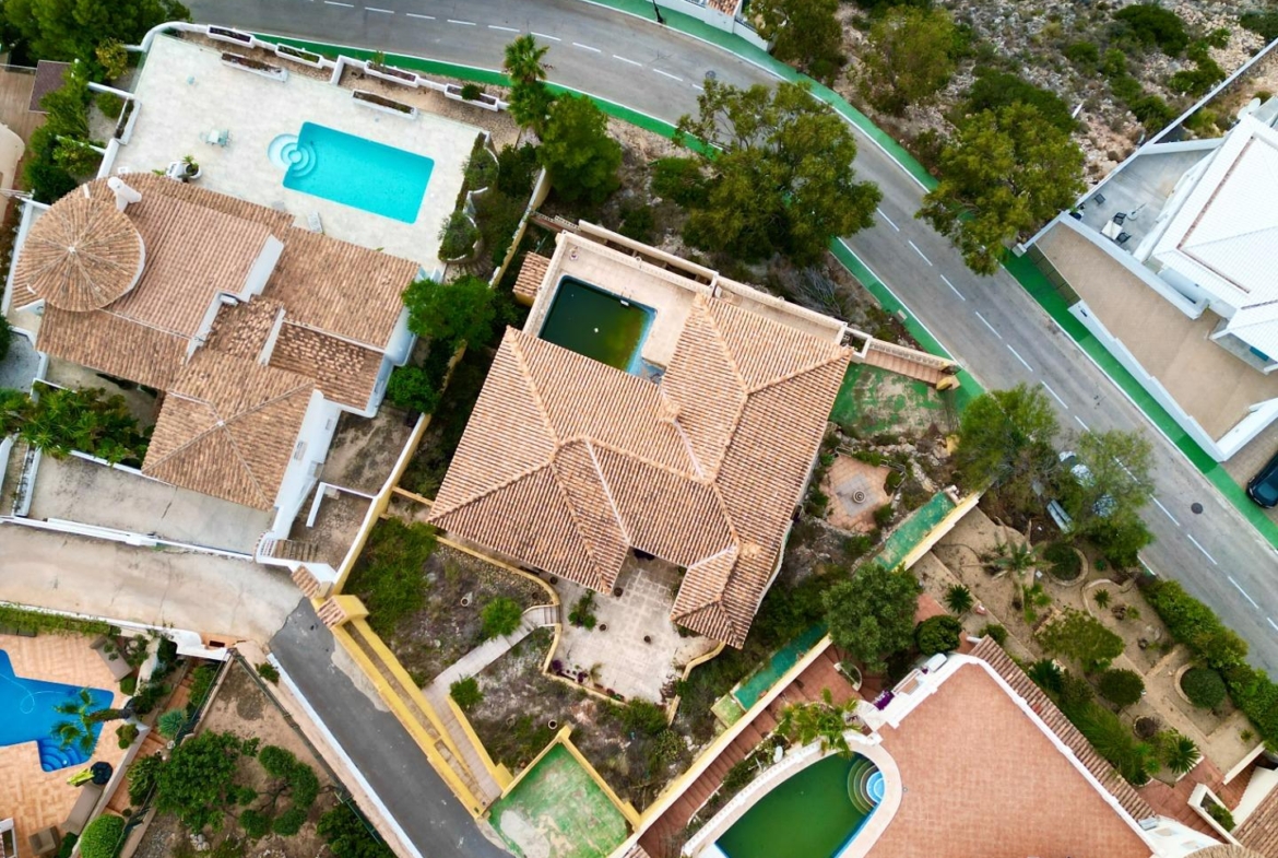 “Villa met panoramisch uitzicht en groot potentieel in Altea Hills”