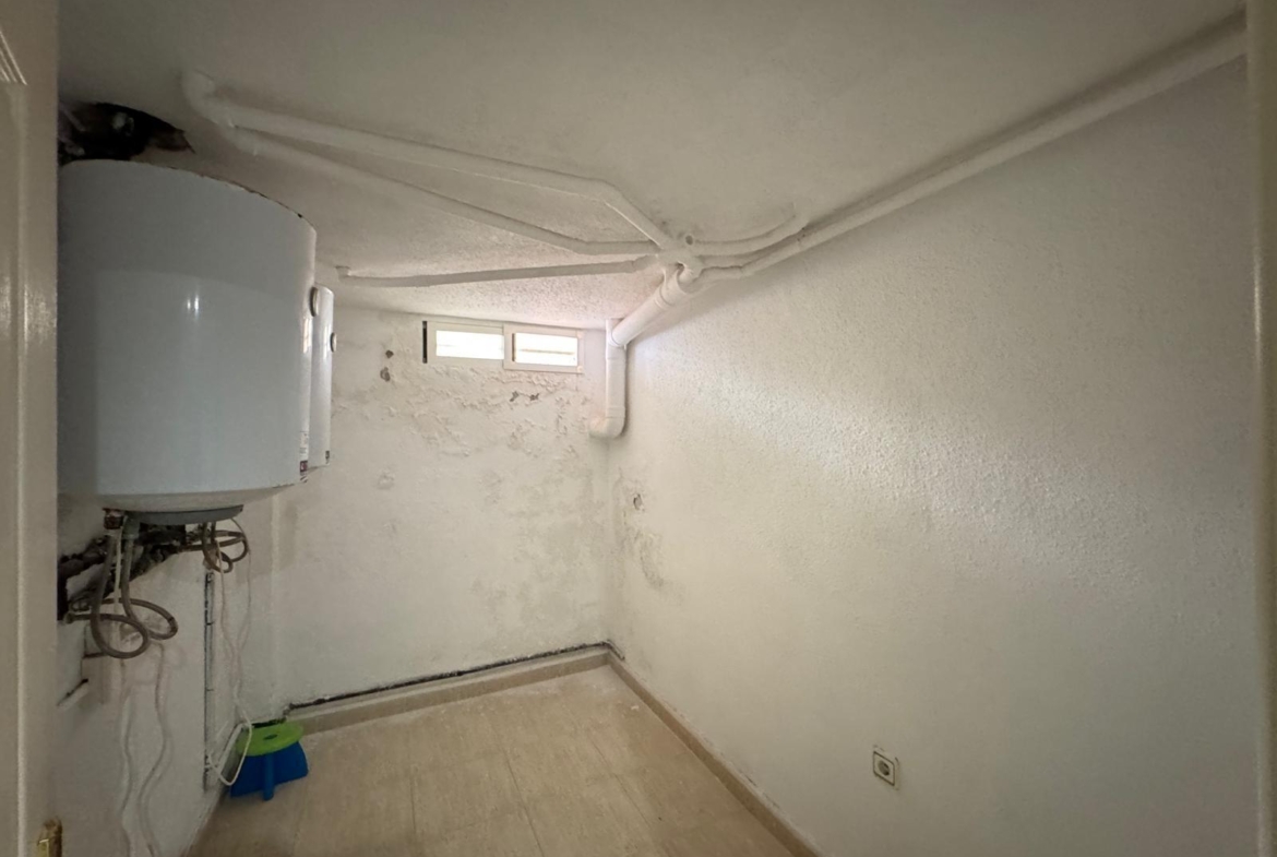 ADOSADO EN GUARDAMAR DEL SEGURA CON GARAJE A 400 METROS DE PLAYA. 3 DORM. 2 BAÑOS. SOTANO DE 60 M2. PISCINA COMUNITARIA.