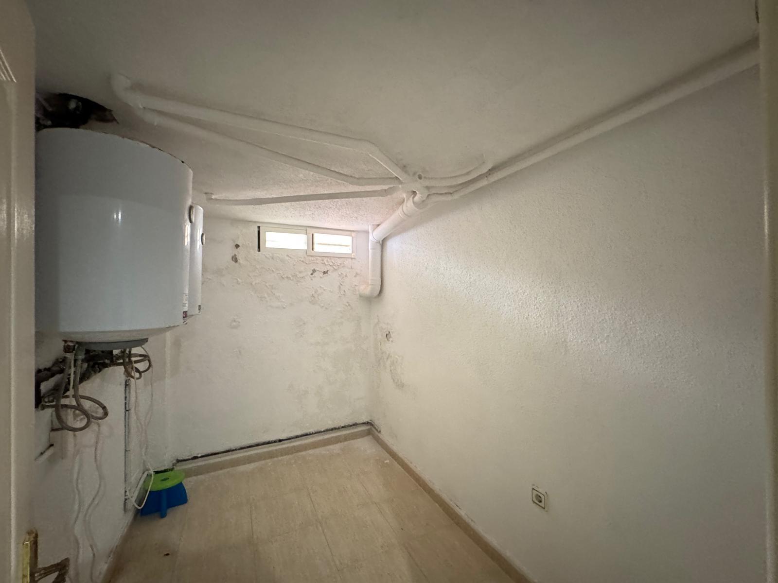 ADOSADO EN GUARDAMAR DEL SEGURA CON GARAJE A 400 METROS DE PLAYA. 3 DORM. 2 BAÑOS. SOTANO DE 60 M2. PISCINA COMUNITARIA.