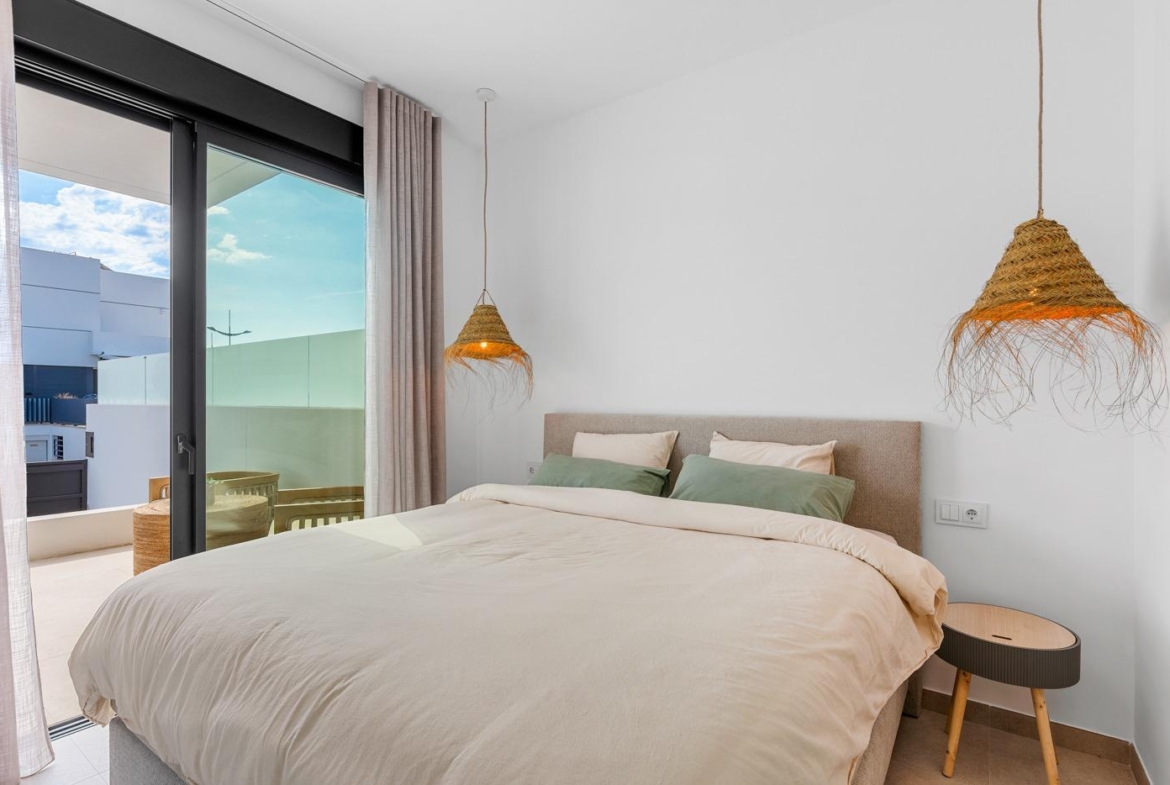 VILLA DE LUJO EN DOLORES DE 3 DORMEM. PISCINA PRIVADA. 205 M2 DE PARCELA. DOS TERRAZAS. PARKING.