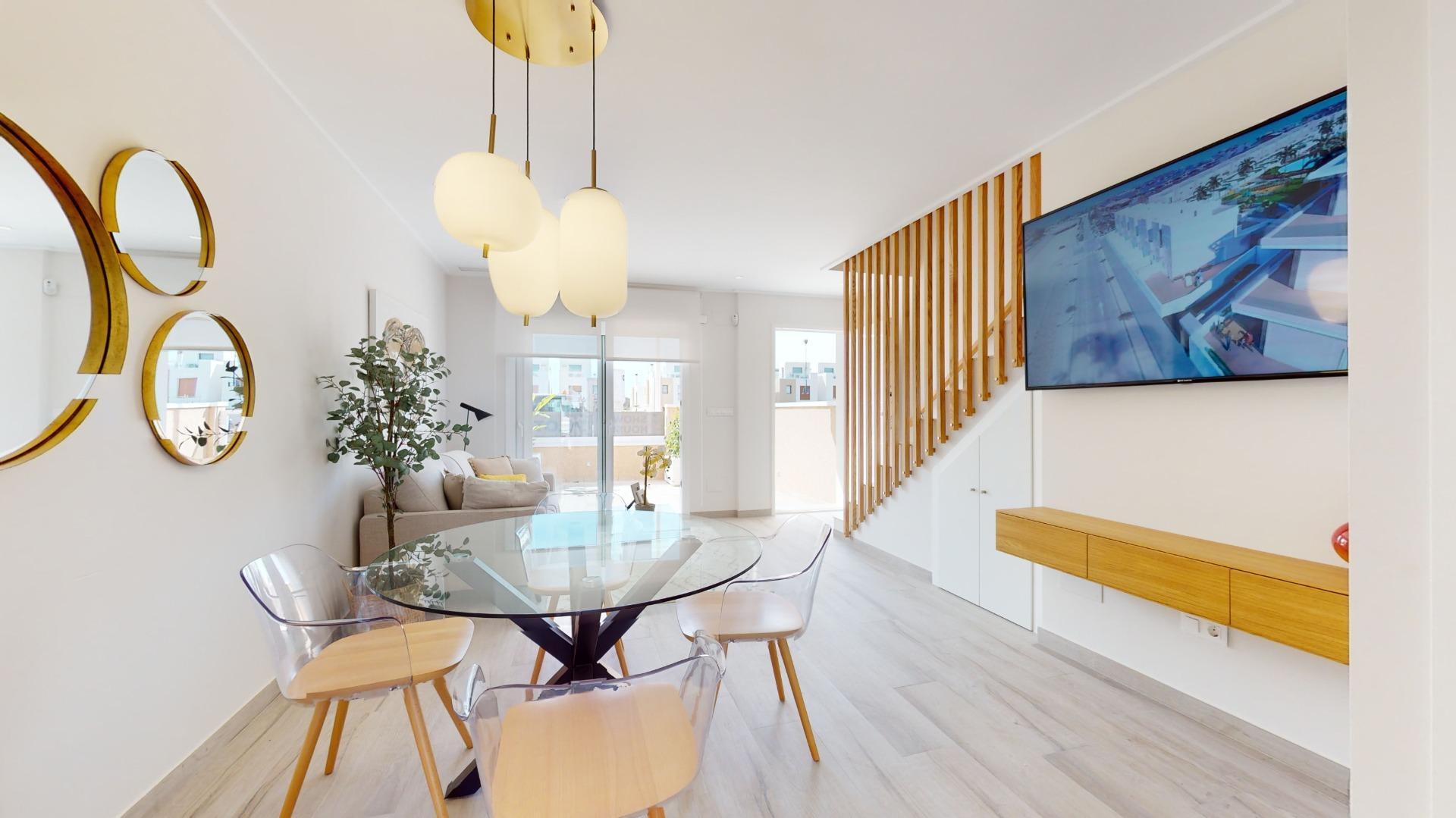 4-38-22 ADOSADOS DE OBRA NUEVA EN PILAR DE LA HORADADA. 3 DORM. 2 BAÑOS. CON PLAZA DE GARAJE Y PISCINA. 83 M2. JARDIN 33 M2. SOLARIUM 34 M2.