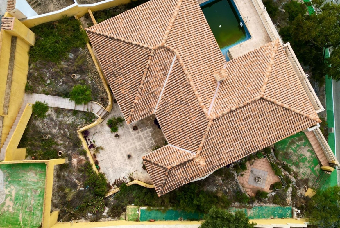 “Villa met panoramisch uitzicht en groot potentieel in Altea Hills”