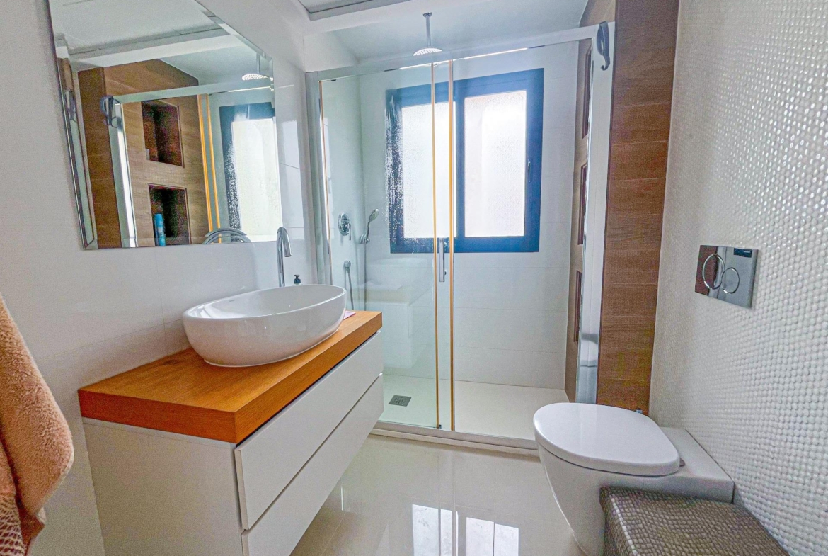 VILLA DE LUJO EN LA ZENIA. 5 DORM. 4 BAÑOS. PISCINA PRIVADA. PARCELA 410 M2.