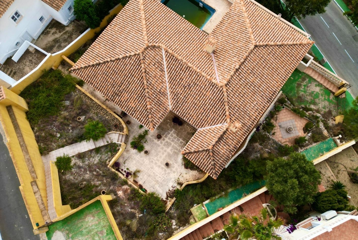 “Villa met panoramisch uitzicht en groot potentieel in Altea Hills”
