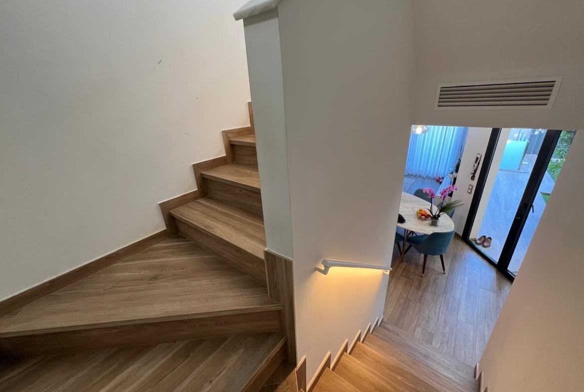 VILLA OBRA NUEVA! 3 DORMITORIOS. 3 BAÑOS. PARCELA 200 M2. PISCINA PROPIA. GARAJE.