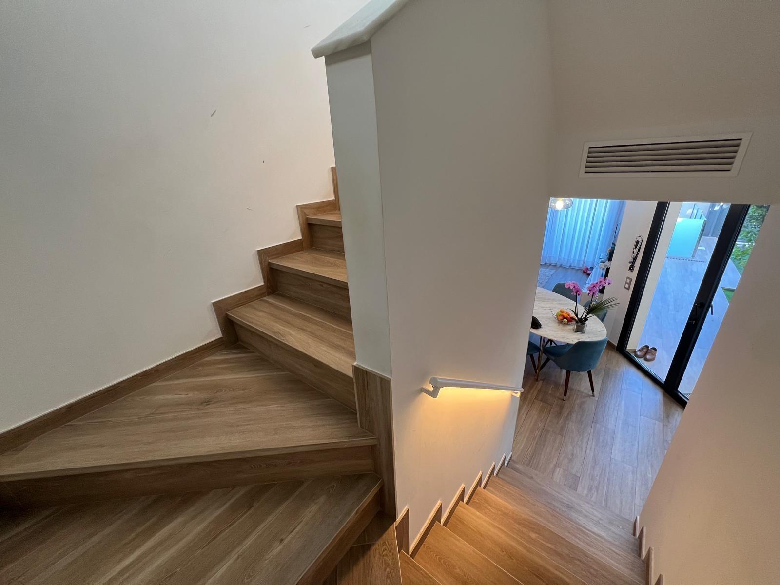 VILLA OBRA NUEVA! 3 DORMITORIOS. 3 BAÑOS. PARCELA 200 M2. PISCINA PROPIA. GARAJE.