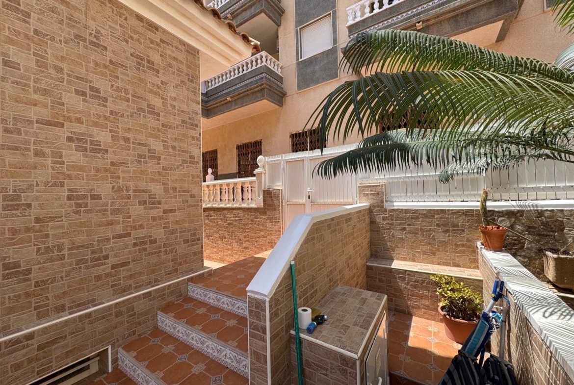 ADOSADO EN GUARDAMAR DEL SEGURA CON GARAJE A 400 METROS DE PLAYA. 3 DORM. 2 BAÑOS. SOTANO DE 60 M2. PISCINA COMUNITARIA.