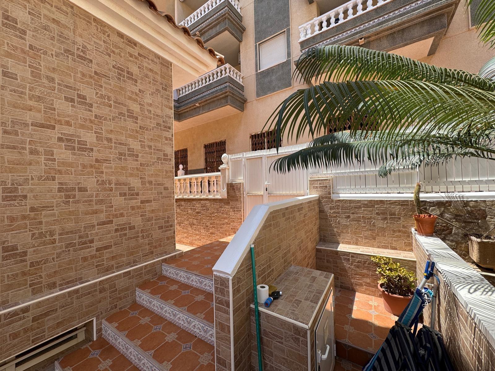 ADOSADO EN GUARDAMAR DEL SEGURA CON GARAJE A 400 METROS DE PLAYA. 3 DORM. 2 BAÑOS. SOTANO DE 60 M2. PISCINA COMUNITARIA.