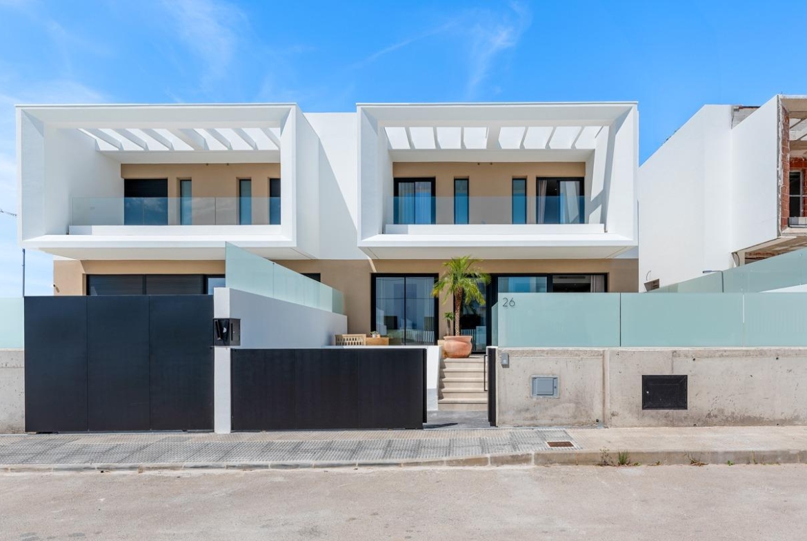 VILLA DE LUJO EN DOLORES DE 3 DORMEM. PISCINA PRIVADA. 205 M2 DE PARCELA. DOS TERRAZAS. PARKING.
