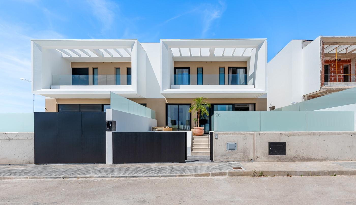 4-4-110 VILLA DE LUJO EN DOLORES DE 3 DORMEM. PISCINA PRIVADA. 205 M2 DE PARCELA. DOS TERRAZAS. PARKING.