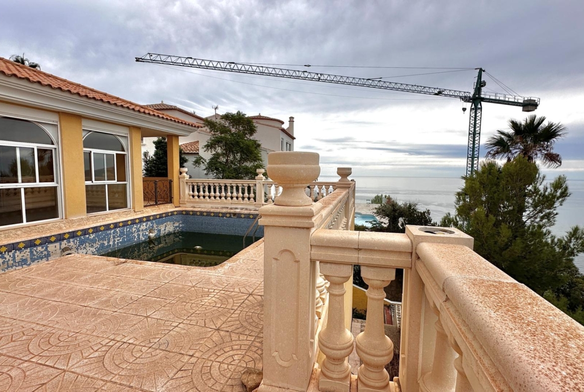 “Villa met panoramisch uitzicht en groot potentieel in Altea Hills”