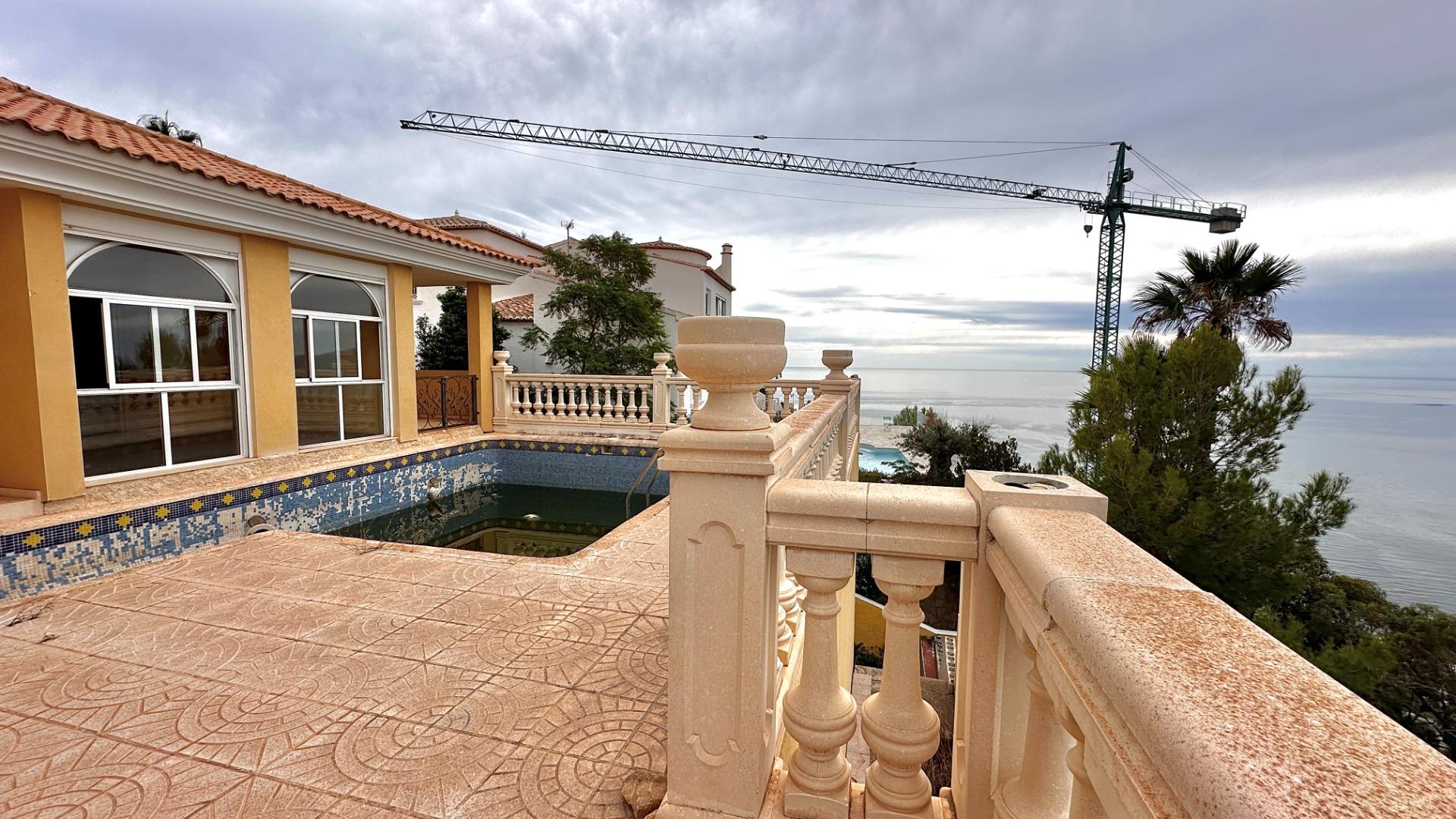 “Villa met panoramisch uitzicht en groot potentieel in Altea Hills”