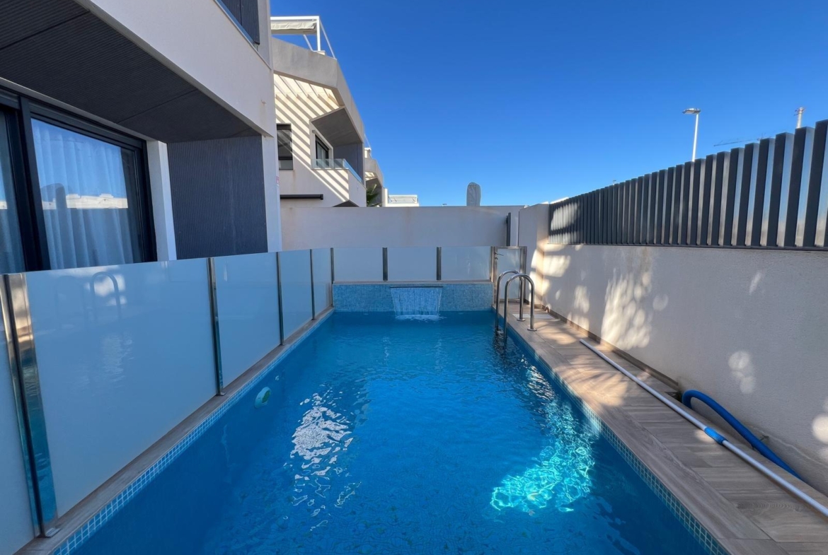 VILLA OBRA NUEVA! 3 DORMITORIOS. 3 BAÑOS. PARCELA 200 M2. PISCINA PROPIA. GARAJE.