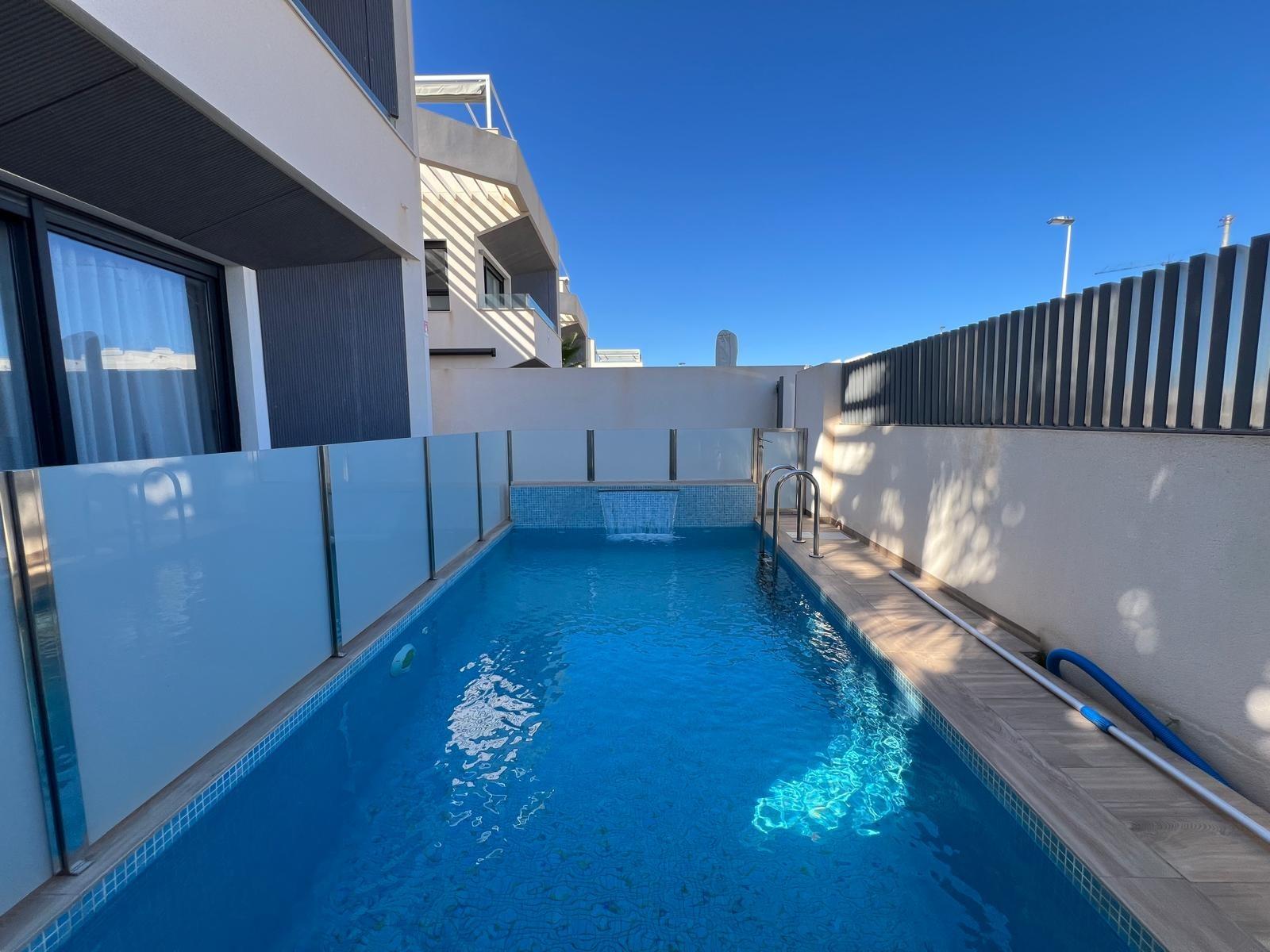 VILLA OBRA NUEVA! 3 DORMITORIOS. 3 BAÑOS. PARCELA 200 M2. PISCINA PROPIA. GARAJE.