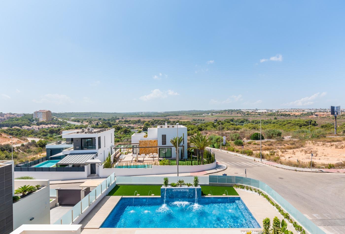 4-4-73 OBRA NUEVA! VILLA DE LUJO EN ORIHUELA COSTA. PLAYA A 350 METROS.