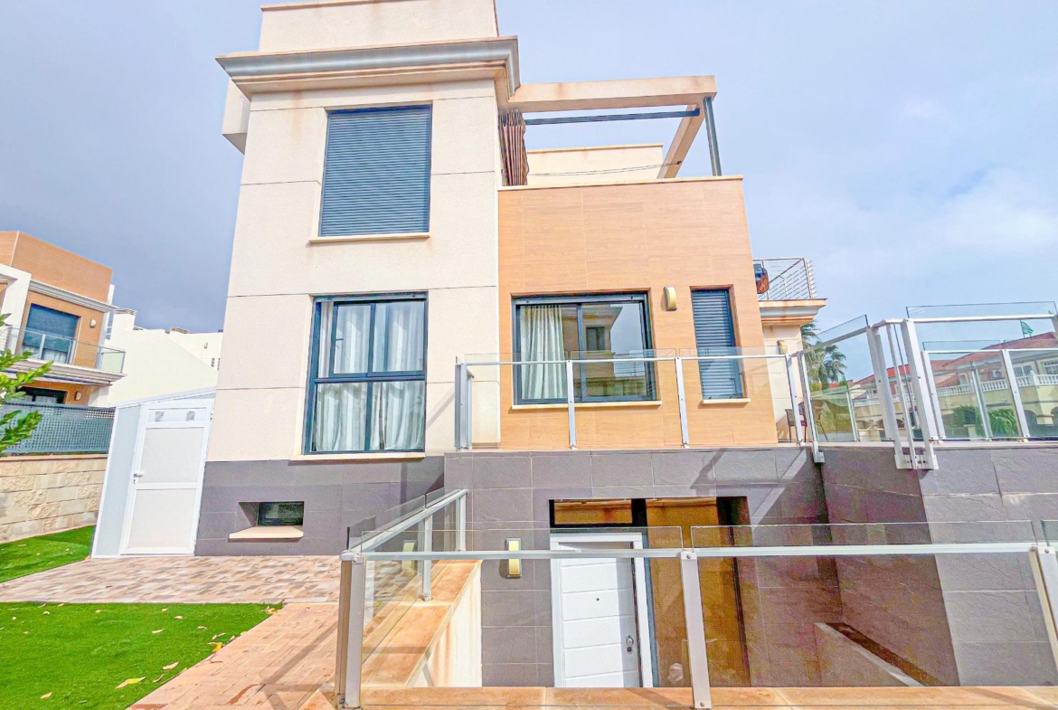 VILLA DE LUJO EN LA ZENIA. 5 DORM. 4 BAÑOS. PISCINA PRIVADA. PARCELA 410 M2.