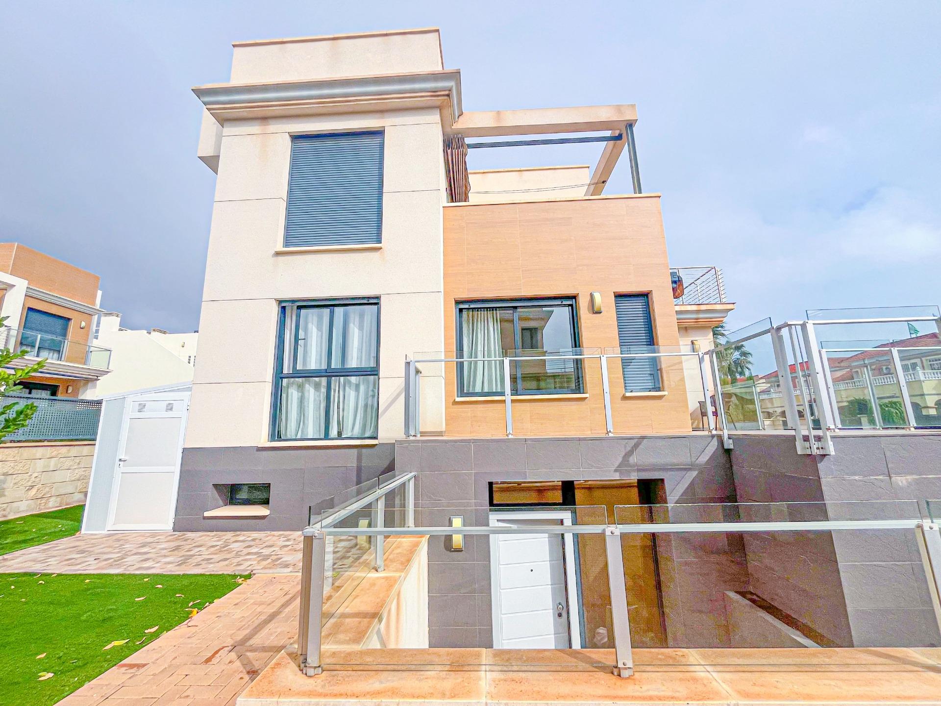 4-4-77 VILLA DE LUJO EN LA ZENIA. 5 DORM. 4 BAÑOS. PISCINA PRIVADA. PARCELA 410 M2.