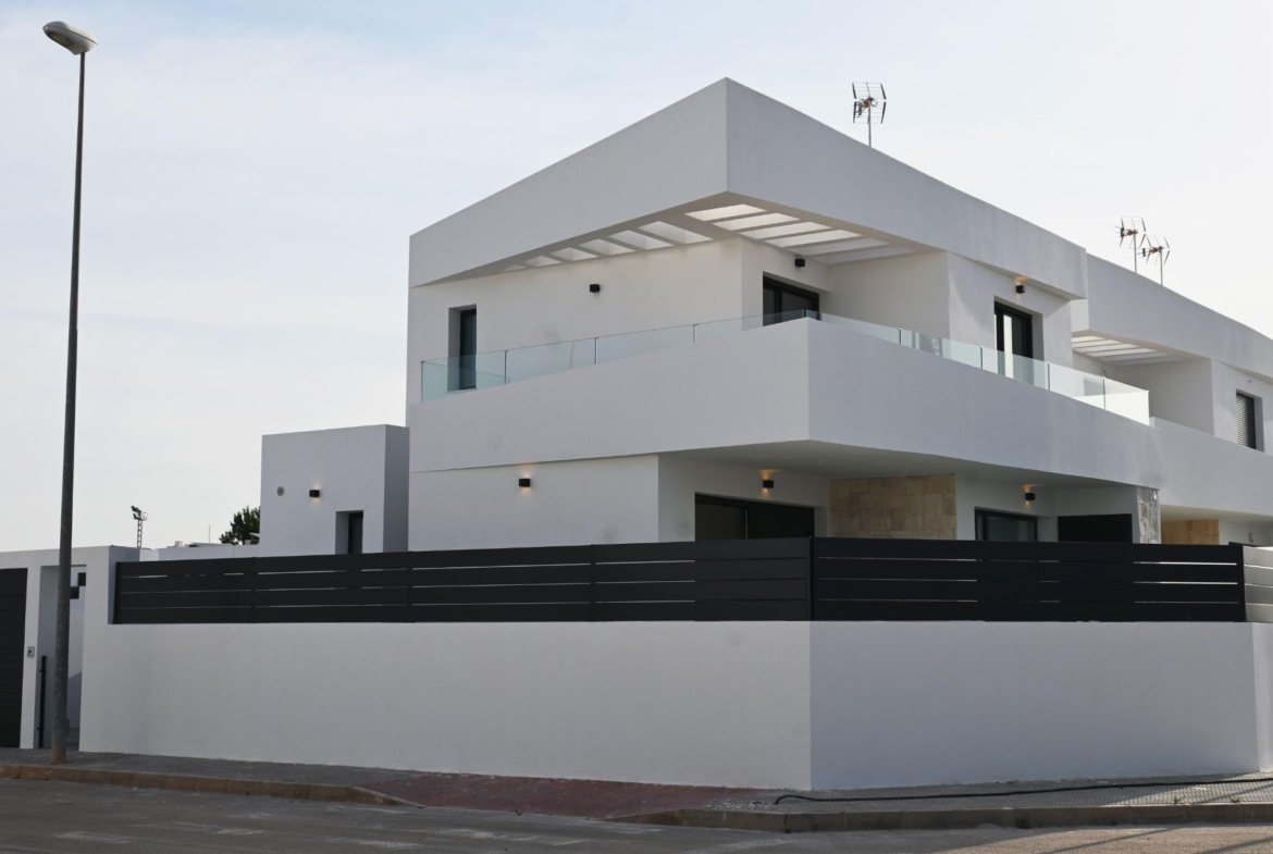EXCLUSIVIDAD Y BIENETAR: VILLA CON JARDÍN Y GARAJE PRIVADO