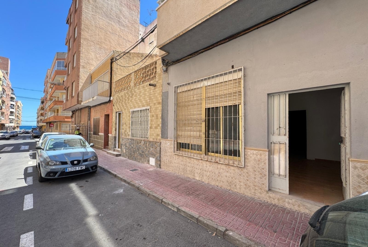 SE VENDE LOCAL COMERCIAL CON 261 M2. A 150 METROS DE LA PLAYA. PARA CUALQUER TIPO DE NEGOCIO.