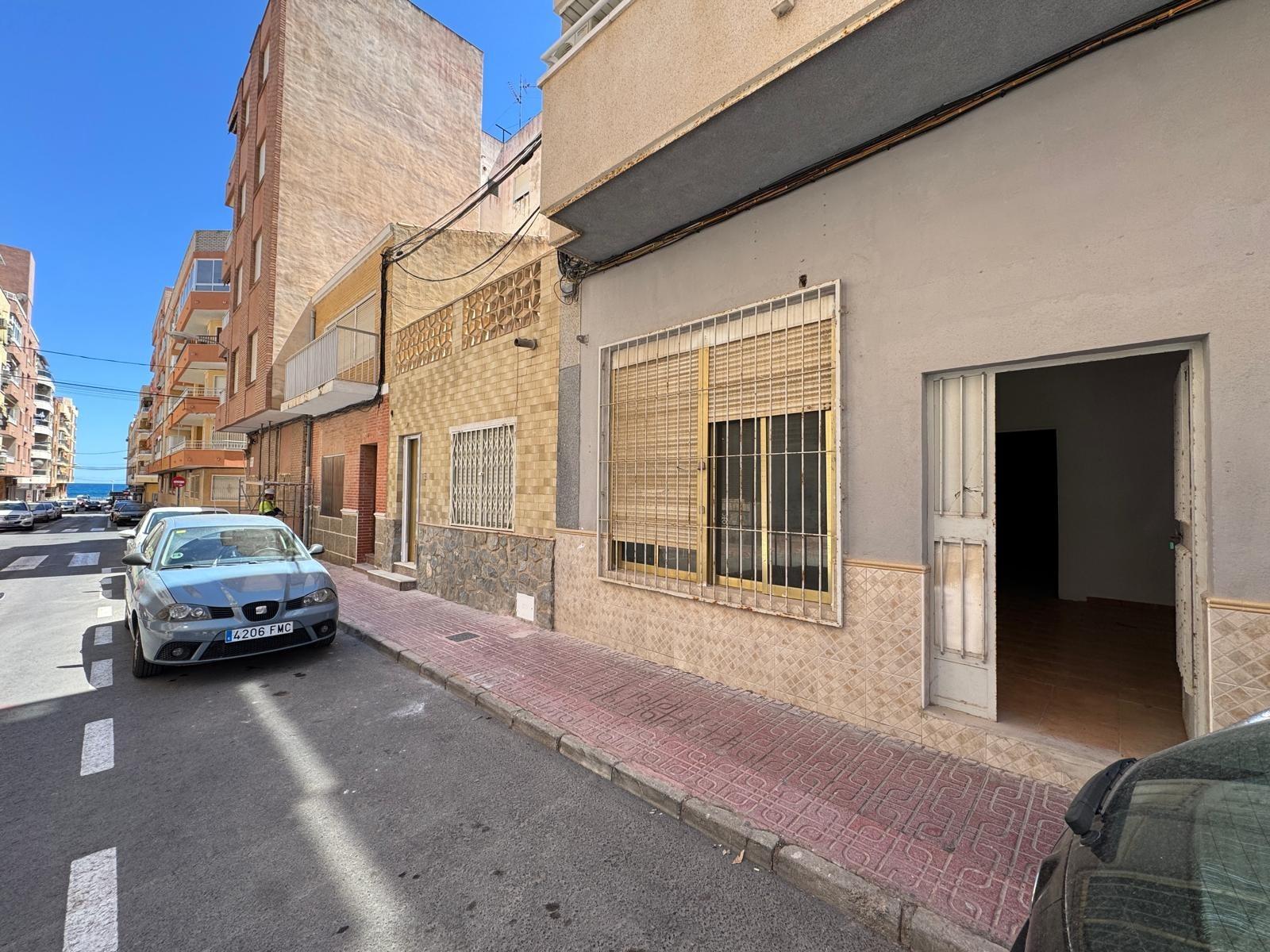 4-4-94 SE VENDE LOCAL COMERCIAL CON 261 M2. A 150 METROS DE LA PLAYA. PARA CUALQUER TIPO DE NEGOCIO.