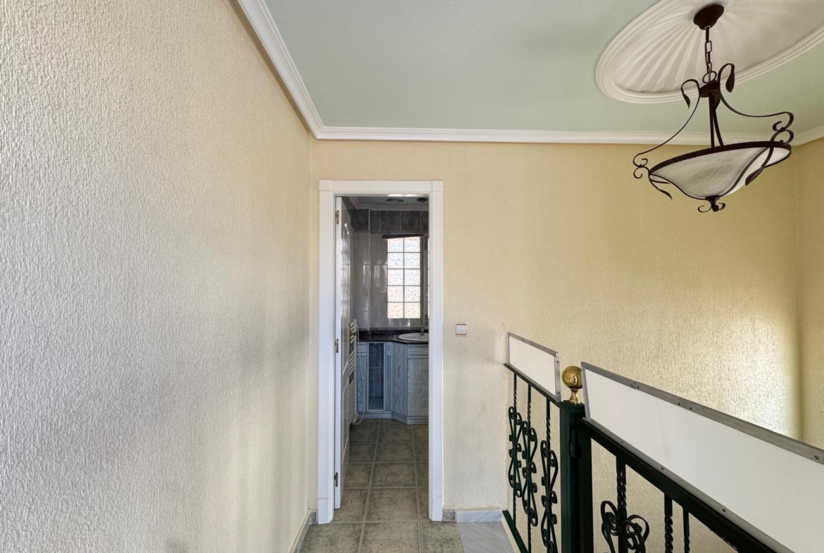 ADOSADO EN GUARDAMAR DEL SEGURA CON GARAJE A 400 METROS DE PLAYA. 3 DORM. 2 BAÑOS. SOTANO DE 60 M2. PISCINA COMUNITARIA.