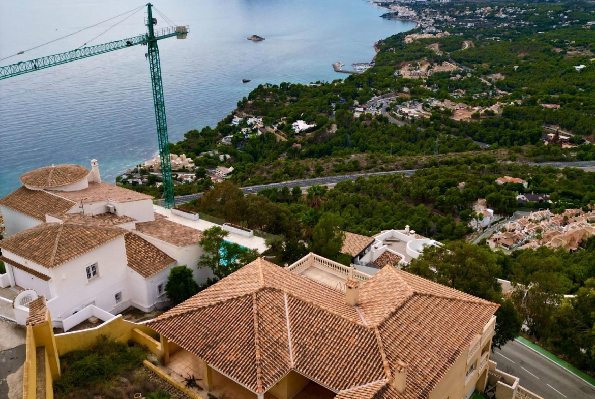 “Villa met panoramisch uitzicht en groot potentieel in Altea Hills”