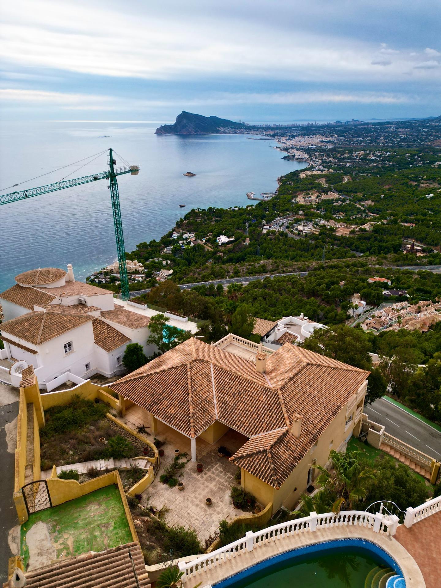 “Villa met panoramisch uitzicht en groot potentieel in Altea Hills”