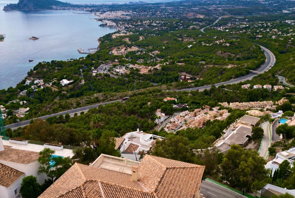 “Villa met panoramisch uitzicht en groot potentieel in Altea Hills”