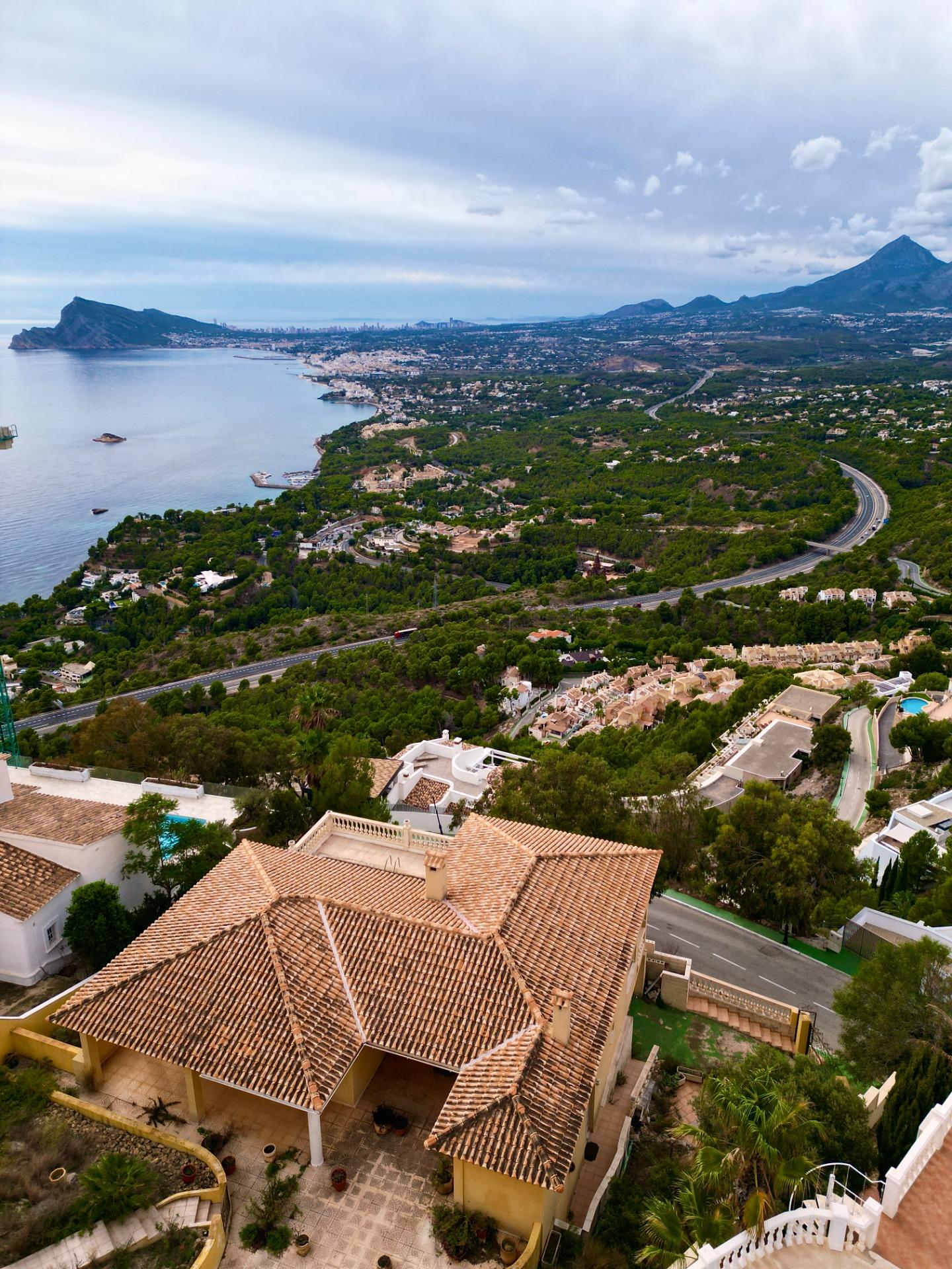 “Villa met panoramisch uitzicht en groot potentieel in Altea Hills”