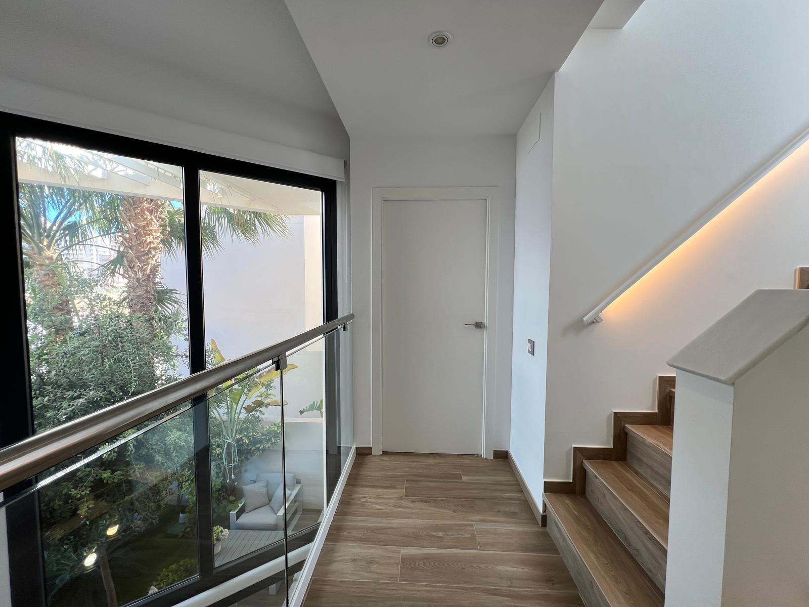 VILLA OBRA NUEVA! 3 DORMITORIOS. 3 BAÑOS. PARCELA 200 M2. PISCINA PROPIA. GARAJE.