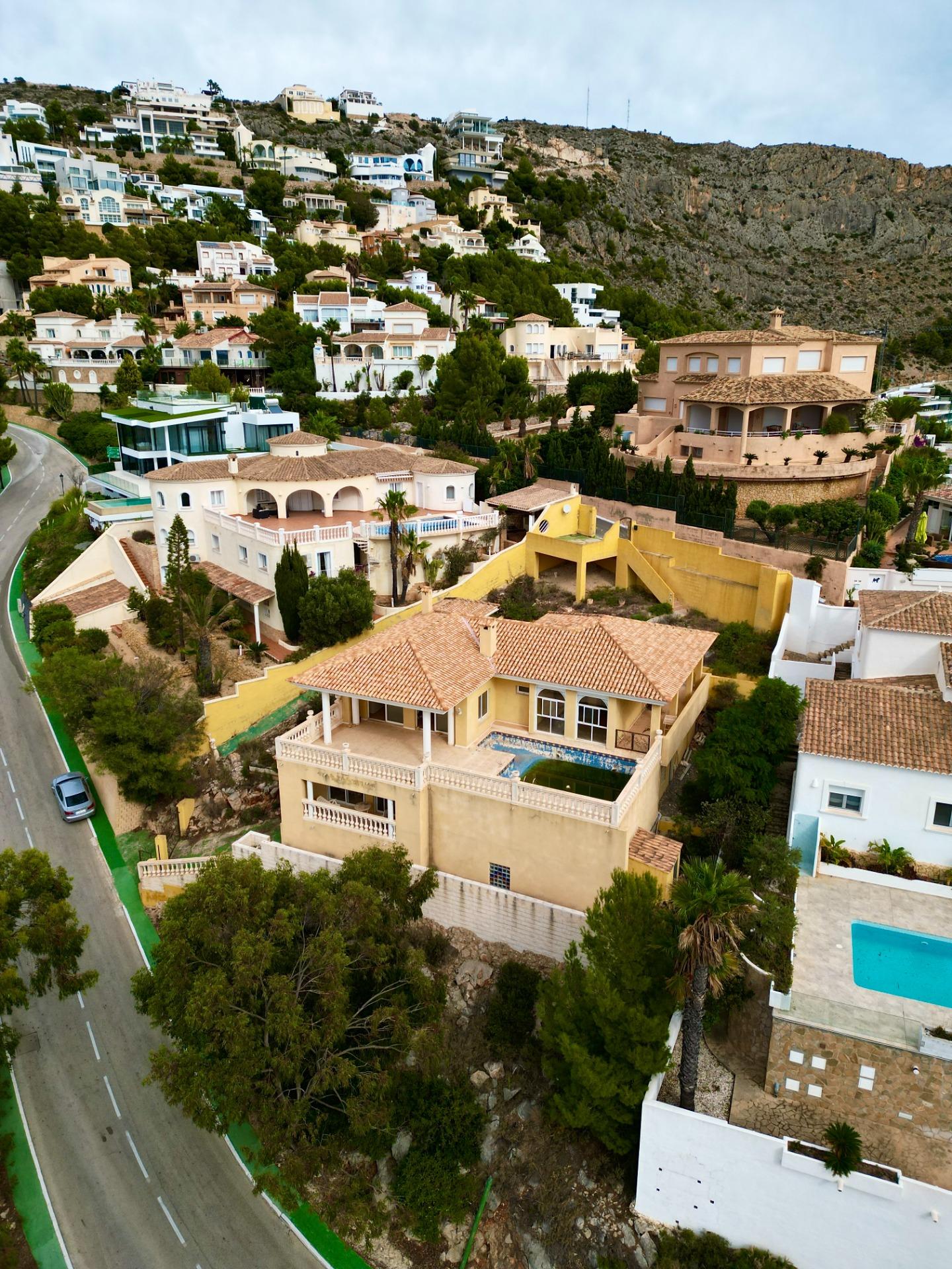 “Villa met panoramisch uitzicht en groot potentieel in Altea Hills”