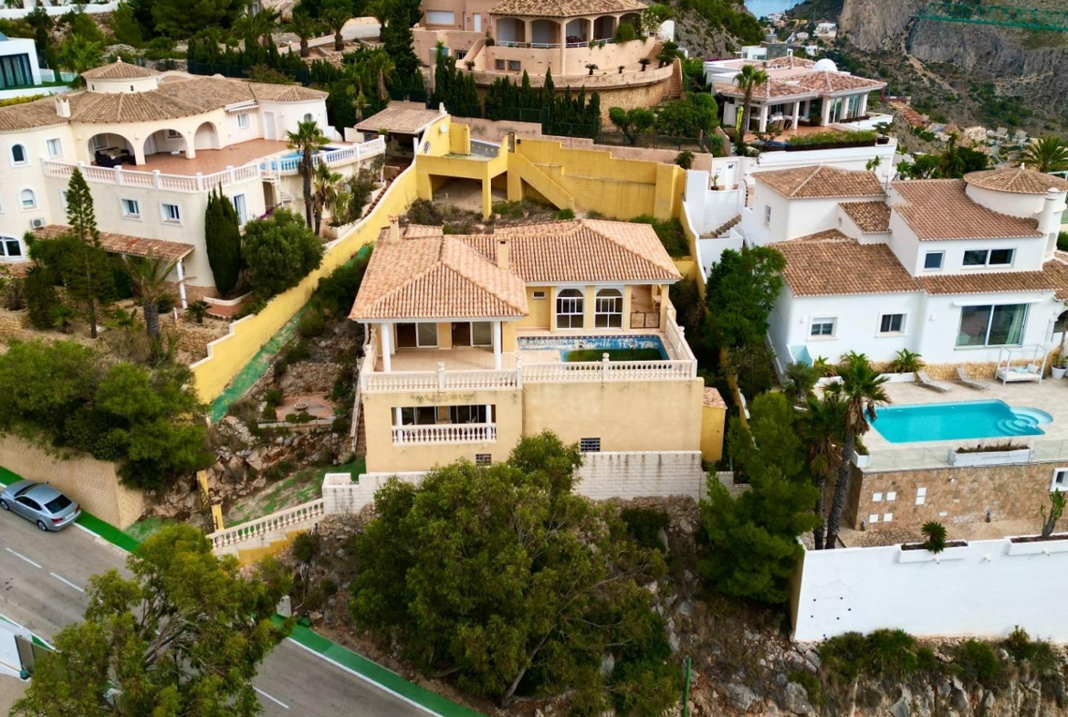 “Villa met panoramisch uitzicht en groot potentieel in Altea Hills”