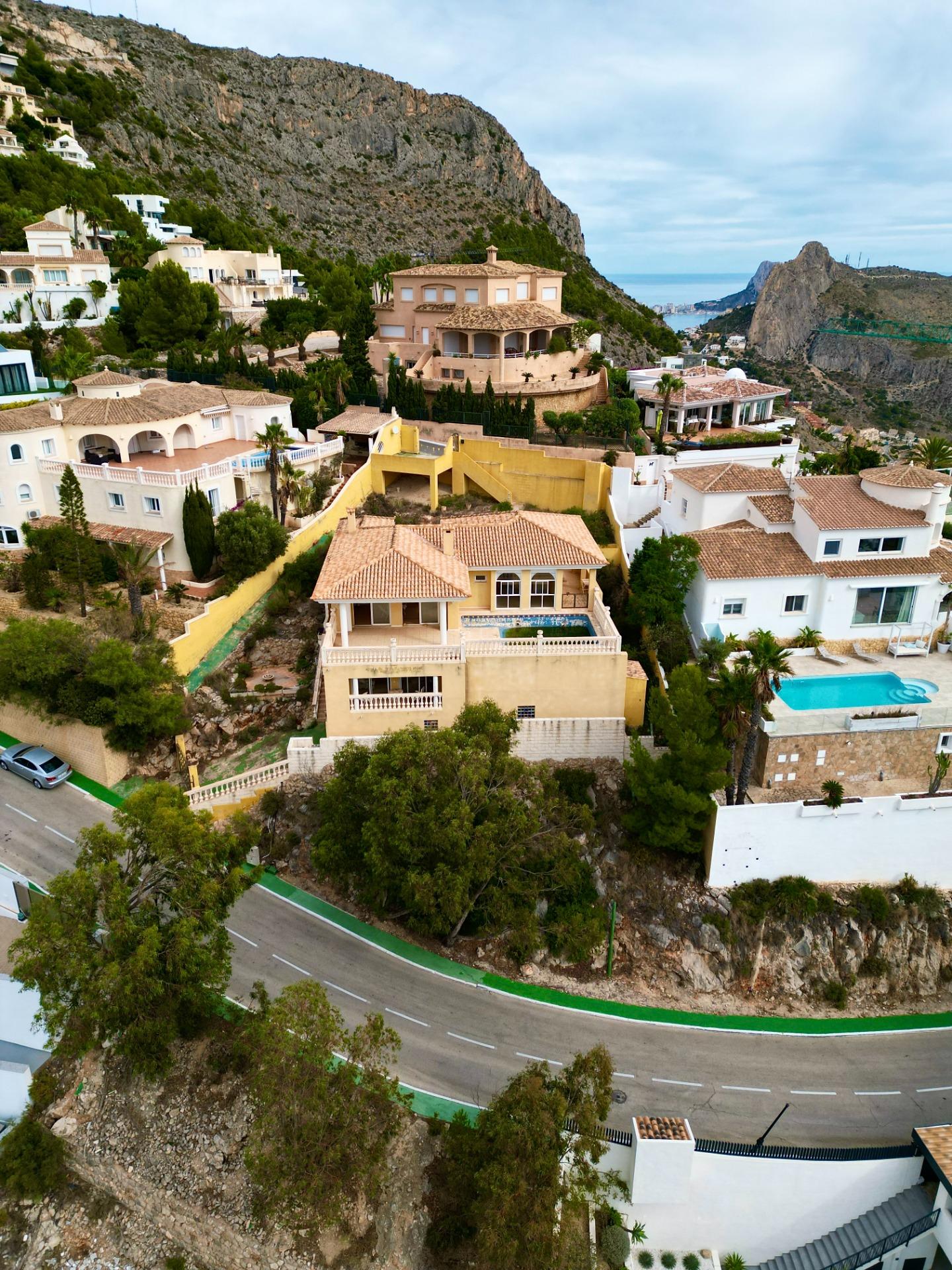 “Villa met panoramisch uitzicht en groot potentieel in Altea Hills”