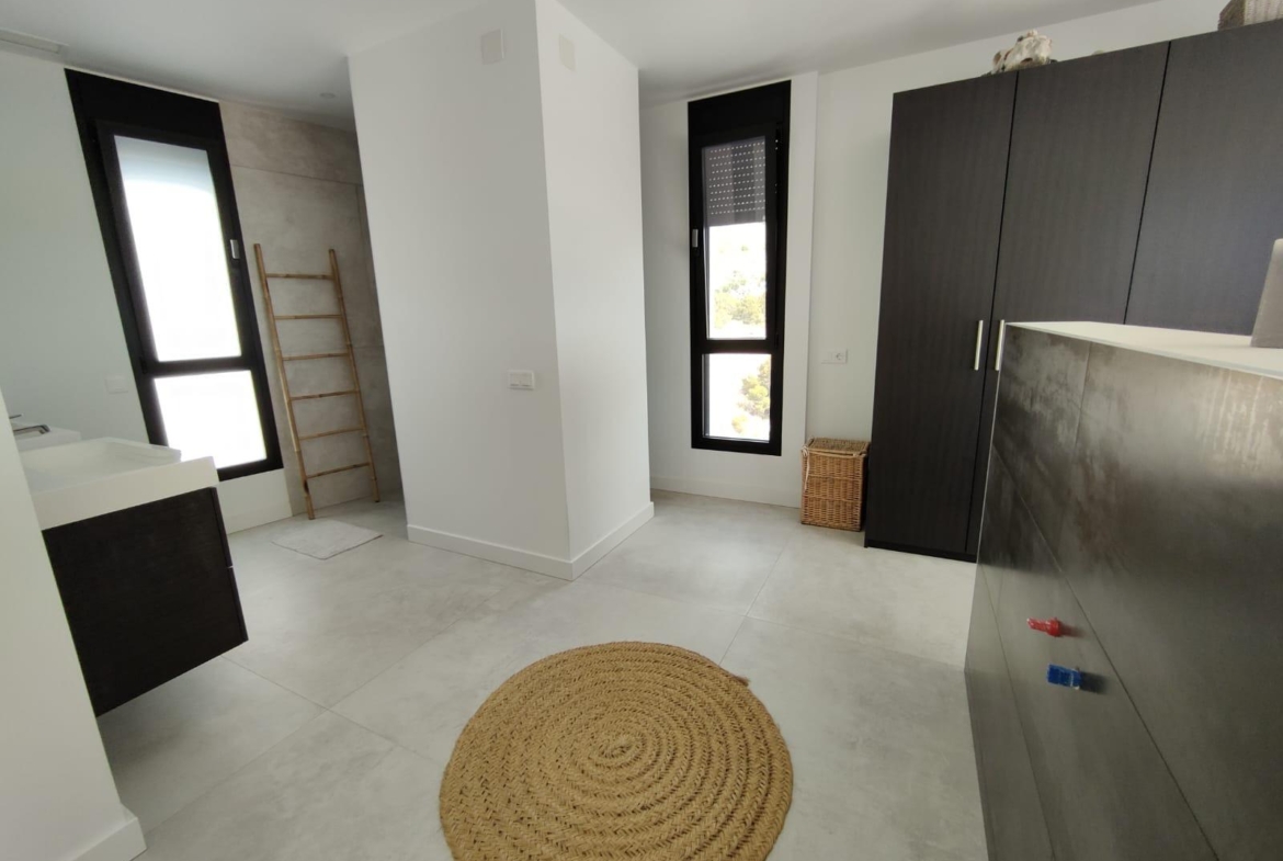LARGE MODERN VILLA IN FINESTRAT