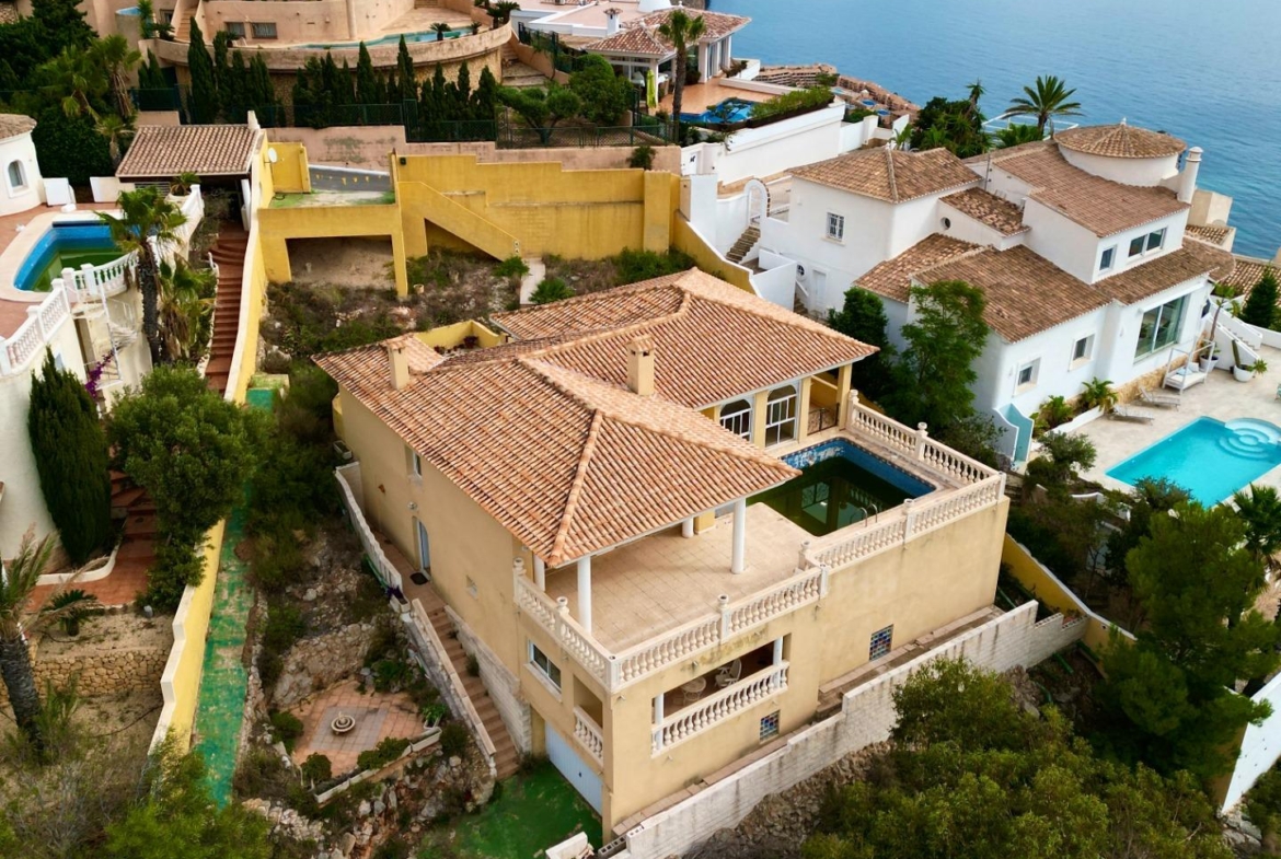 “Villa met panoramisch uitzicht en groot potentieel in Altea Hills”