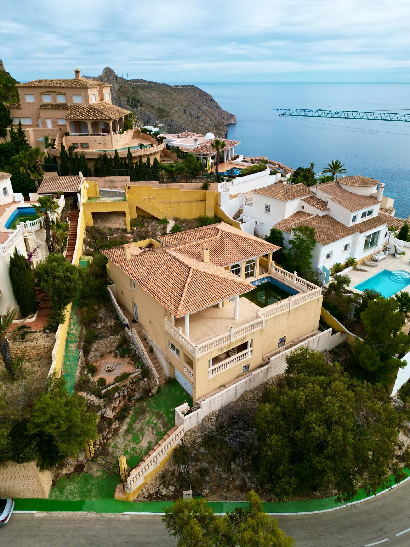 “Villa met panoramisch uitzicht en groot potentieel in Altea Hills”