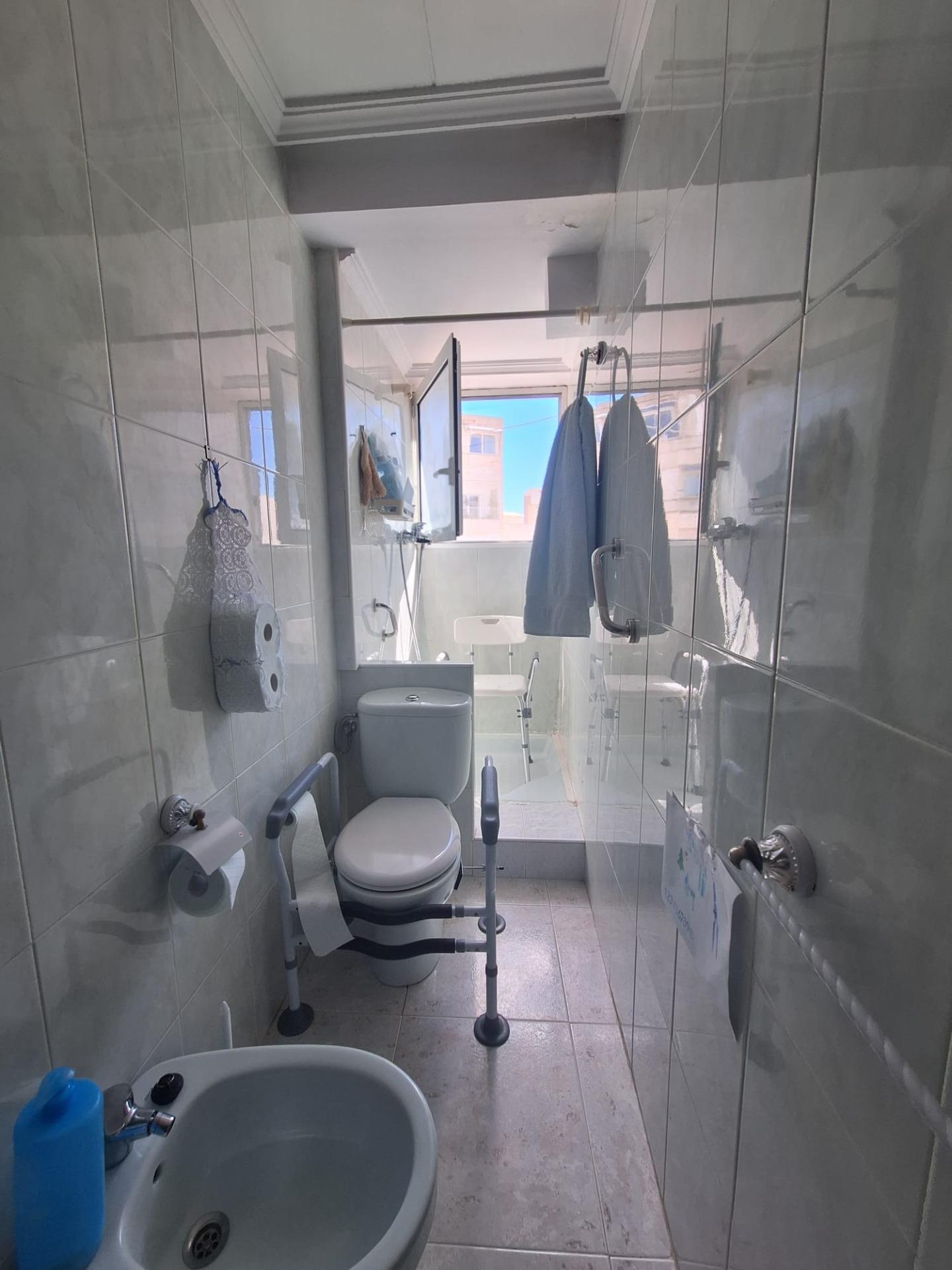 PISO AMPLIO Y LUMINOSO CON ASCENSOR EN PINTOR GISBERT – SAN BLAS