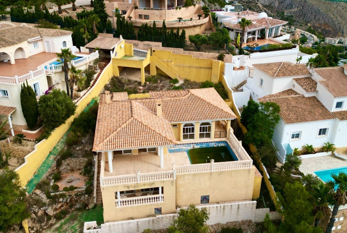 “Villa met panoramisch uitzicht en groot potentieel in Altea Hills”