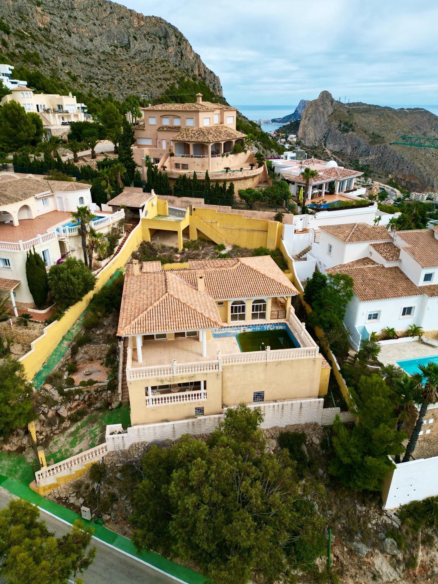 “Villa met panoramisch uitzicht en groot potentieel in Altea Hills”