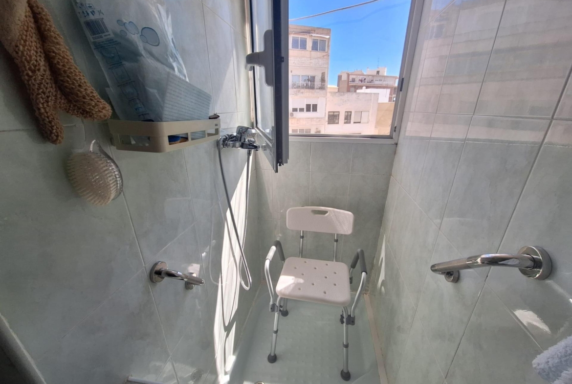 PISO AMPLIO Y LUMINOSO CON ASCENSOR EN PINTOR GISBERT – SAN BLAS