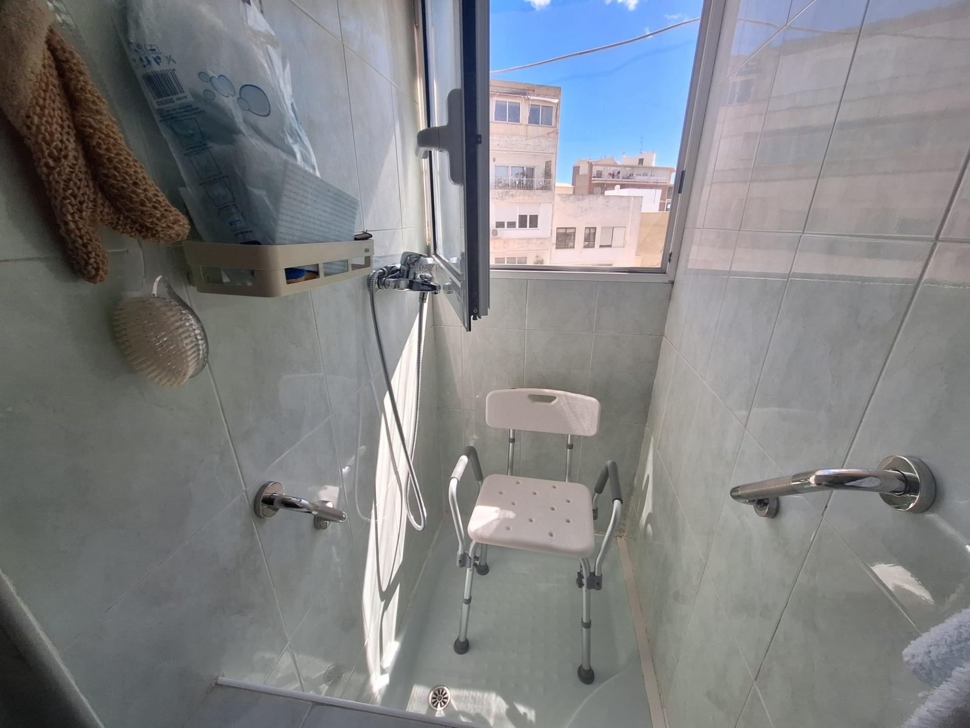 PISO AMPLIO Y LUMINOSO CON ASCENSOR EN PINTOR GISBERT – SAN BLAS