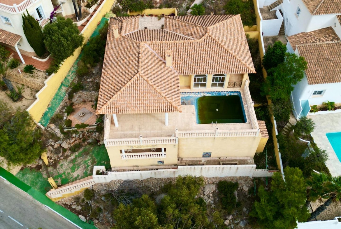 “Villa met panoramisch uitzicht en groot potentieel in Altea Hills”