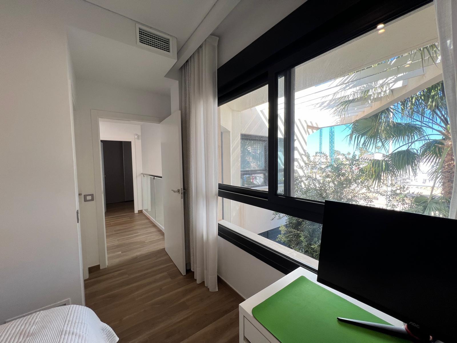VILLA OBRA NUEVA! 3 DORMITORIOS. 3 BAÑOS. PARCELA 200 M2. PISCINA PROPIA. GARAJE.