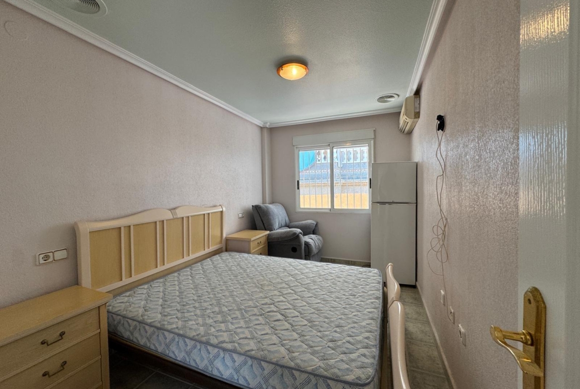 ADOSADO EN GUARDAMAR DEL SEGURA CON GARAJE A 400 METROS DE PLAYA. 3 DORM. 2 BAÑOS. SOTANO DE 60 M2. PISCINA COMUNITARIA.